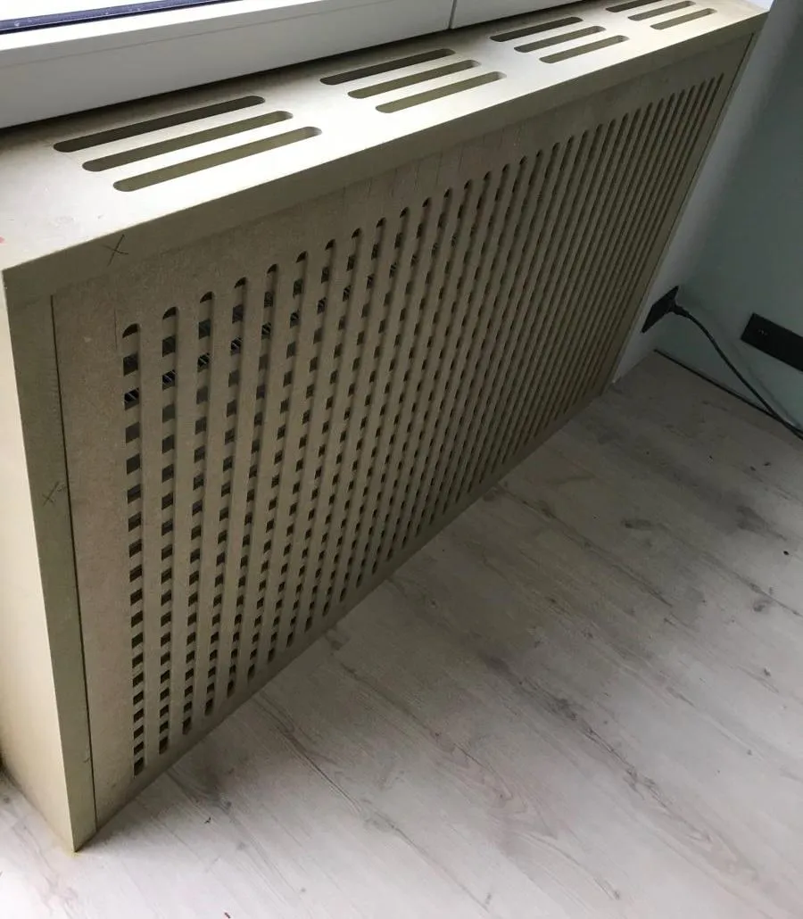 Radiatorkast op maat met geperforeerd front en sleuven in het bovenblad