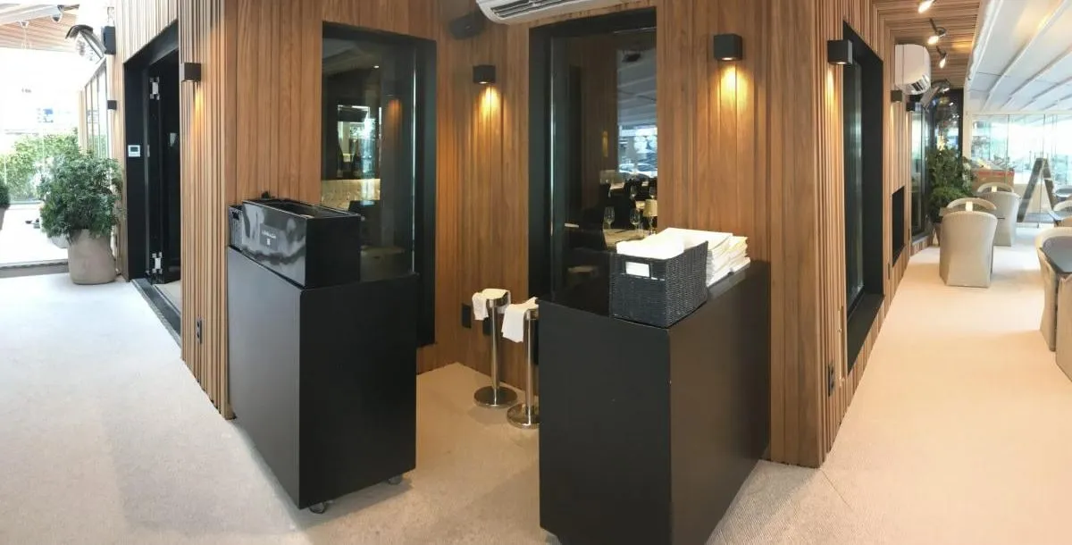 Interieur met wanden en plafond in hout, zwarte elementen en warme spots