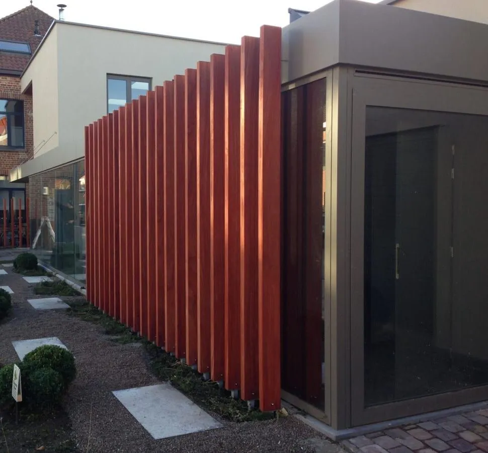 Verticale houten lamellen langs de gevel van een woning