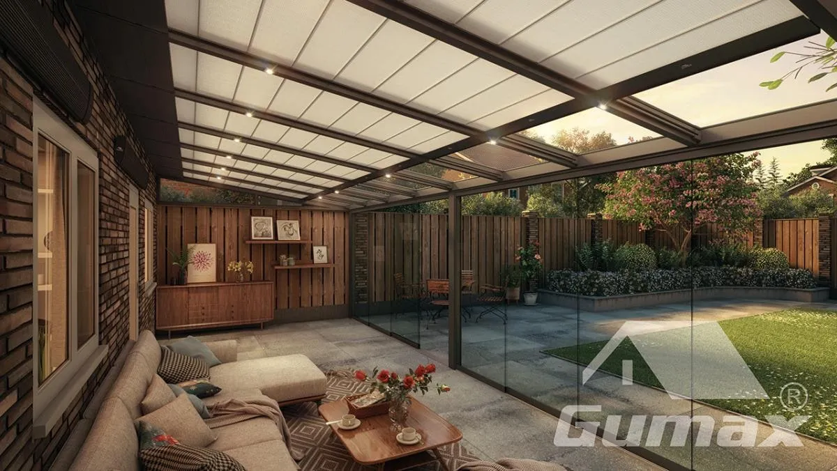 Gumax-terrasoverkapping met glazen wanden boven een lounge