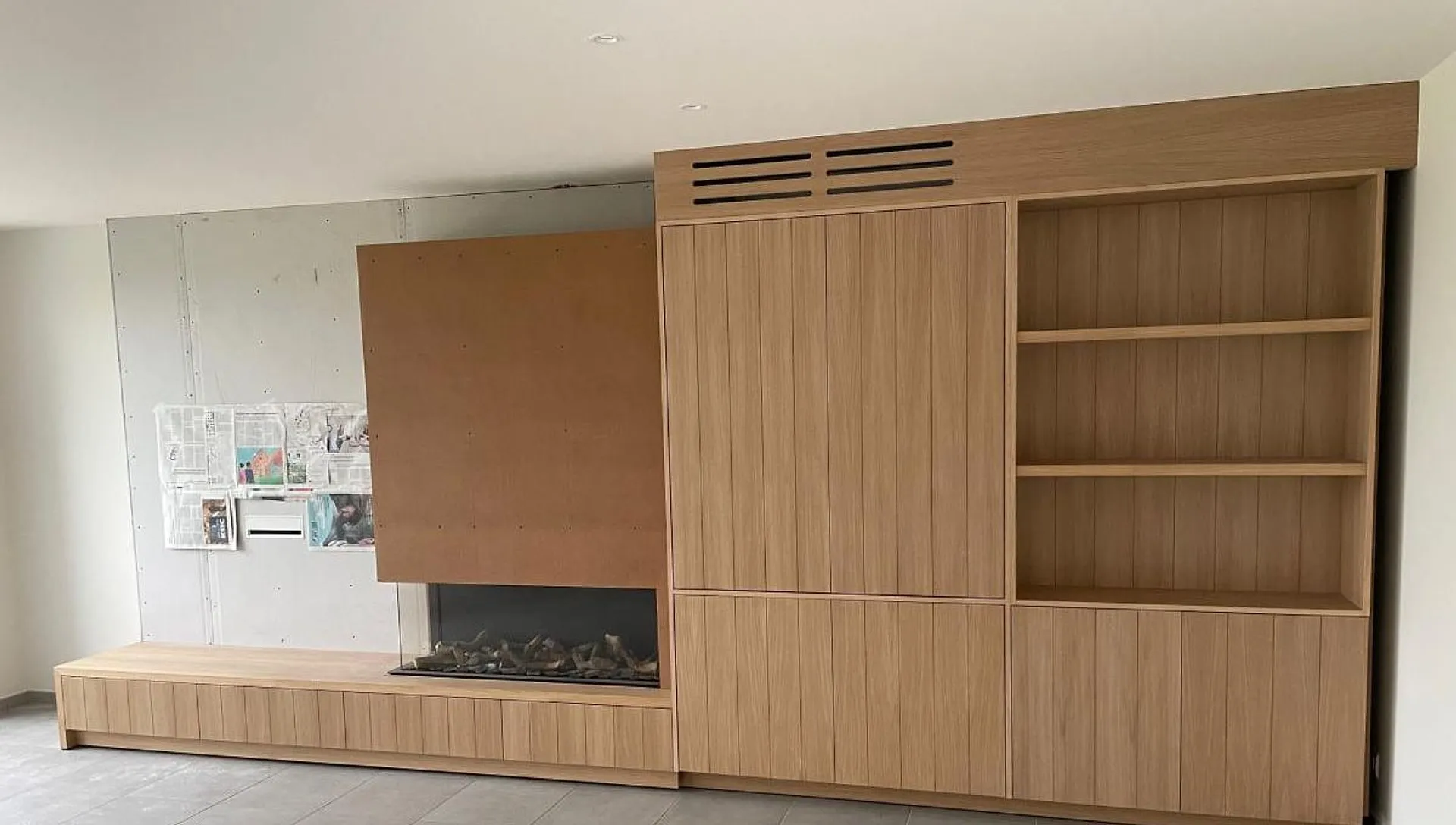 Haardwand op maat in licht hout, met open kast en gashaard