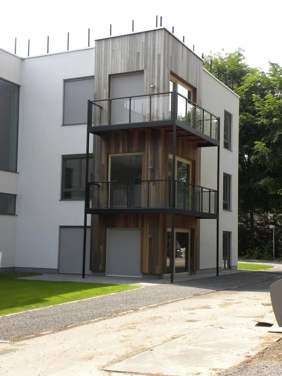 Appartementsgebouw met verticale houten gevelbekleding