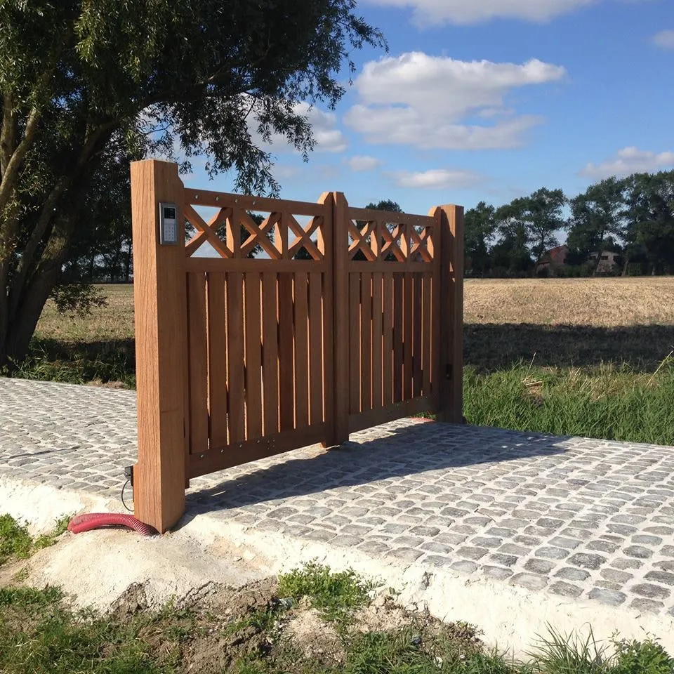 Dubbele houten poort aan een oprit in kasseien