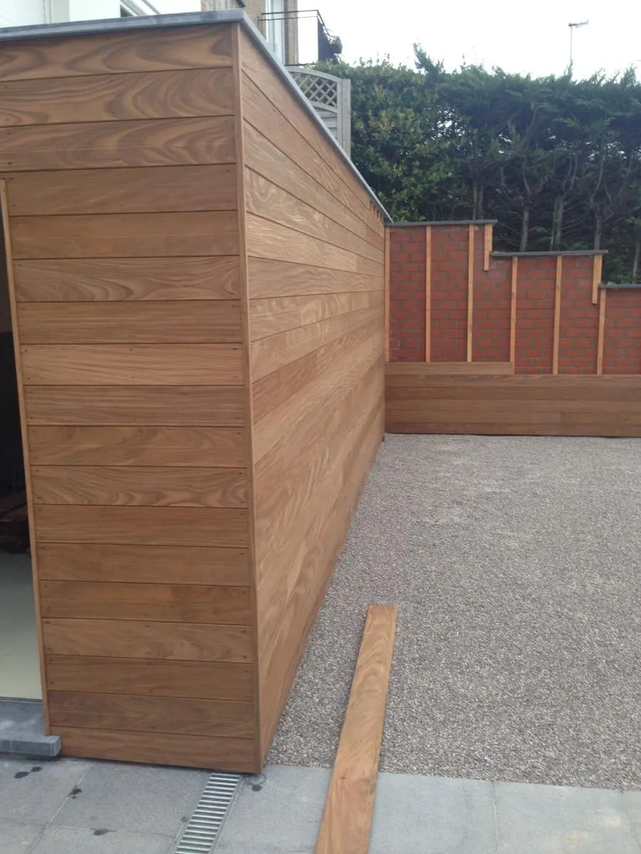 Tuinmuur bekleed met horizontale houten planken